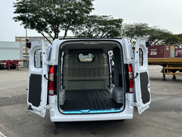 Farizon V7E Electric Van view 3